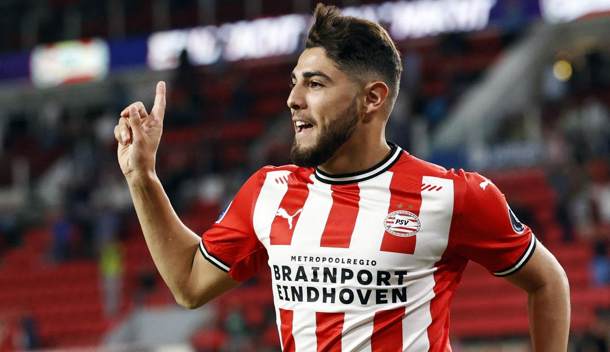 Maximiliano Romero. Striker Argentina 23 tahun ini telah 5 musim bersama PSV usai didatangkan dari Velez Sarsfield pada 2017/2018. Sempat dipinjamkan ke Velez Sarsfield pada 2019/2020, musim ini ia telah tampil 16 kali di semua ajang dengan torehan 4 gol dan 4 assist. (AFP/ANP/Maurice van Steen)