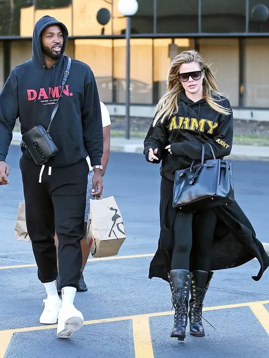 Dilasir dari HollywooLife, Khloe Kardashian menangis saat melihat pemberitaan dirinya miliki masalah dengan Tristan Thompson. (E! News)