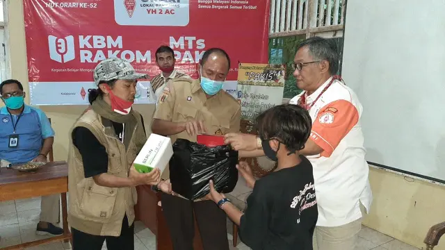 MTs Pakis menerima bantuan HT untuk belajar jarak jauh. (Foto: Liputan6.com/Pers dan Mitra Kerja)