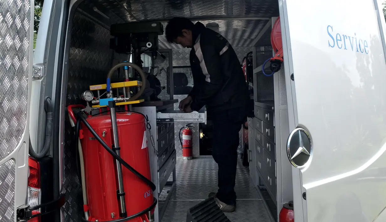 Petugas montir mengecek kesiapan Alat teknisi buat kendaraan Mobil, Jakarta, Jumat (16/6). Tahun ini, pengguna kendaraan komersial Mercedes-Benz dapat memanfaatkan program Lebaran Rescue sejak 20 Juni hingga 3 Juli 2017. (Liputan6.com/Helmi Afandi)