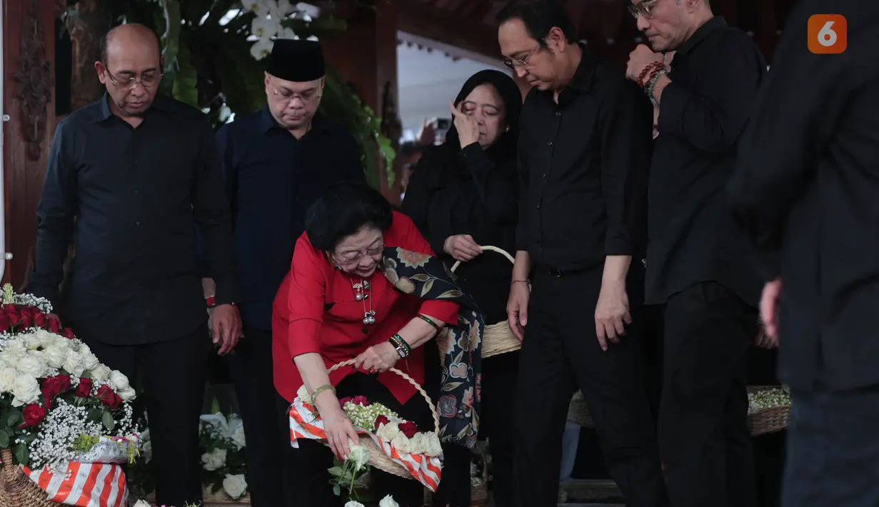 Megawati Soekarnoputri menaburkan bunga di pusara setelah pemakaman Guruh Soekarnoputra di TPU Karet Bivak, Jakarta Pusat, Sabtu (26/9/2026). Sejumlah keluarga, kader PDI Perjuangan, dan tokoh nasional turut hadir mengantarkan Guruh ke peristirahatan terakhir. (KLY/Budy Santoso)