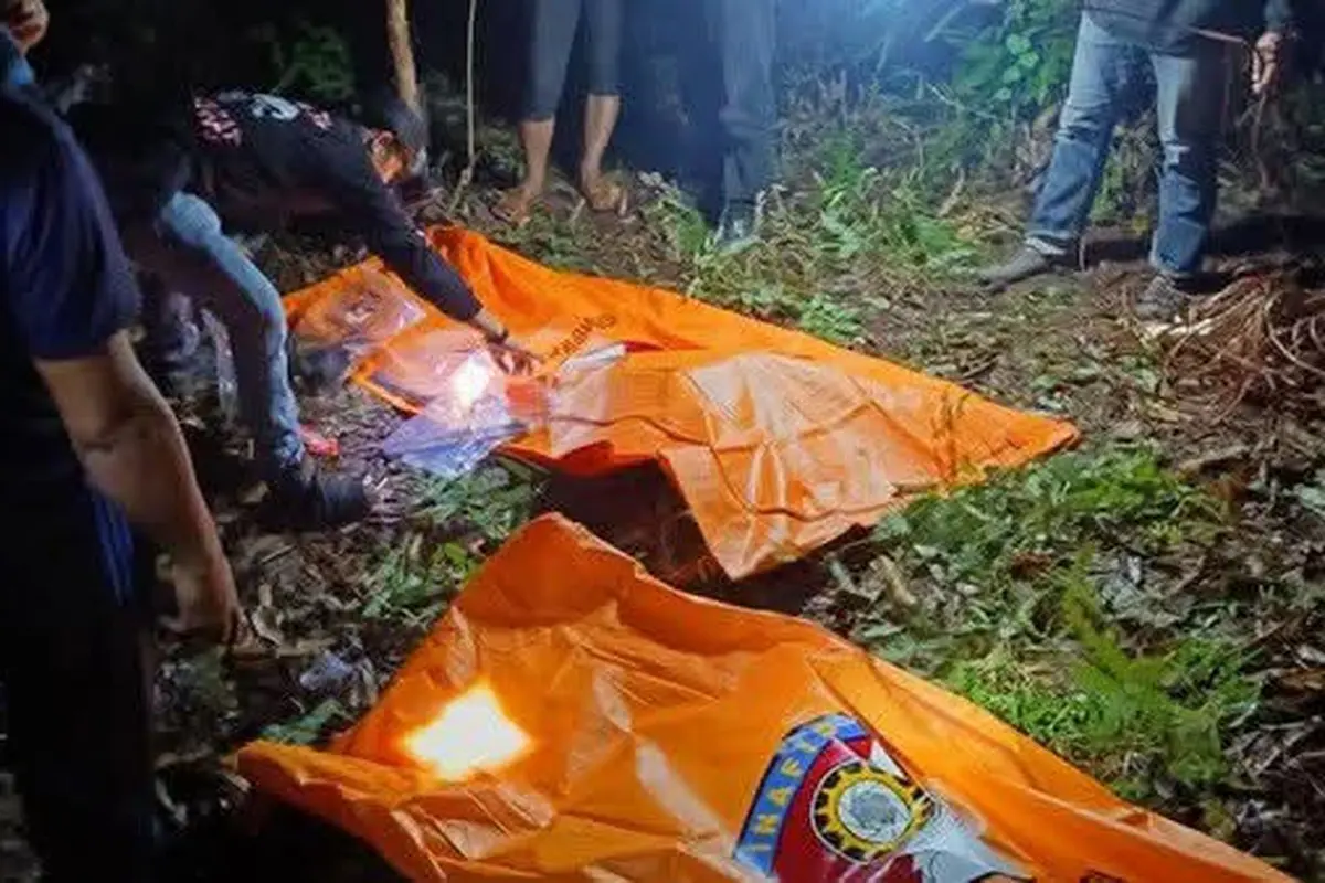Proses evakuasi dua bocah kakak beradik di Pesisir Barat, Lampung yang diduga jadi korban pembunuhan sadis. Foto : (Istimewa).