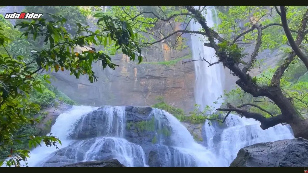 Menikmati keindahan Curug Cikanteh dari atas bebatuan
