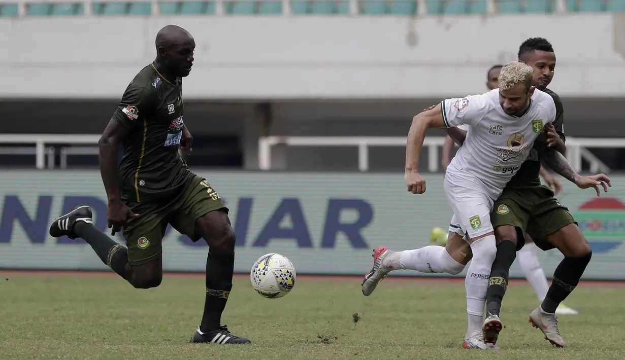 Striker Persebaya Surabaya, Diogo Campos, berusaha melewati pemain Tira Persikabo pada laga Shopee Liga 1 di Stadion Pakansari, Bogor, Sabtu (9/11). Persebaya tahan imbang Tira Persikabo 2-2. (Bola.com/Yoppy Renato)