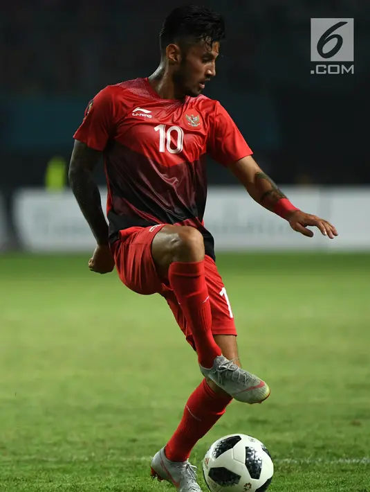 Penyerang Indonesia, Stefano Lilipaly mengontrol bola saat bertanding melawan Hong Kong pada pertandingan terakhir Grup A sepak bola Asian Games 2018 di Stadion Patriot Candrabhaga, Senin (20/8). Indonesia menang 3-1. (Kapanlagi.com/Agus Apriyanto)