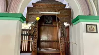 Mimbar di Masjid Hidayatullah mempunyai unsur tiga etnis dan masih dipertahankan keasliannya. (Dok. Liputan6.com/Dyra Daniera)