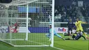 Pemain Villarreal, Etienne Capoue (kanan) mencetak gol ke gawang Atalanta pada pertandingan Grup F Liga Champions di Bergamo, Italia, Jumat (1/12/2021). Hasil ini membuat Villarreal berhasil menempat peringkat kedua klasemen Grup F. (Spada/LaPresse via AP)
