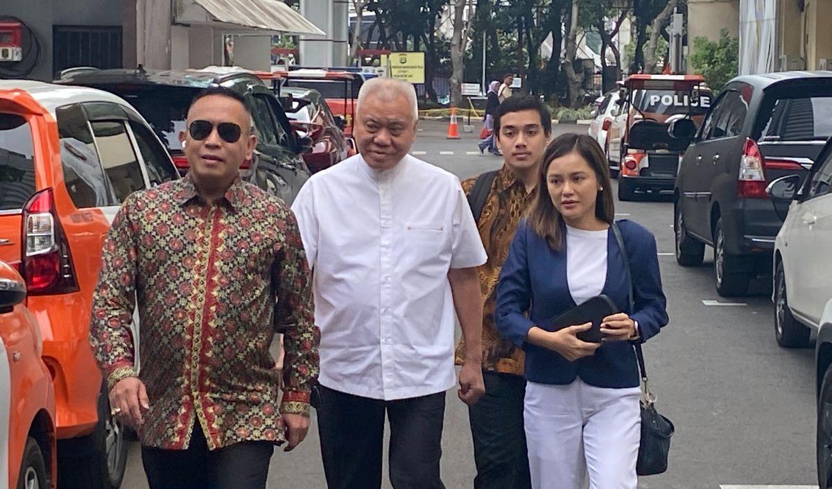 Saat diberondong sejumlah pertanyaan, Alex dan penasihat hukum dengan santai menanggapinya.<br>