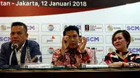 Ketua OC Piala Presiden 2018 Berlinton Siahaan, SC Piala Presiden Misbakun, dan Direktur Program SCM Harsiwi Achmad saat konferensi pers, Jakarta, Jumat (12/1). Laga final Piala Presiden dijadwalkan pada 17 Februari 2018. (Liputan6.com/JohanTallo)