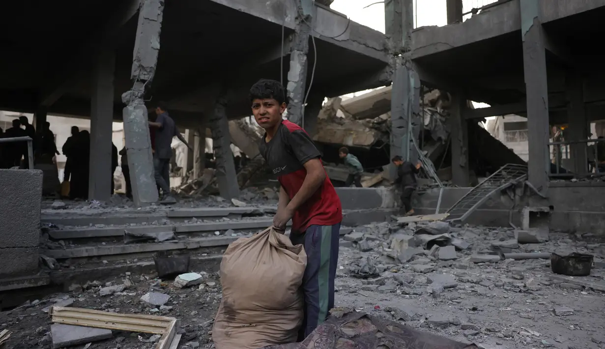Dan hampir seluruh penduduk Gaza terpaksa mengungsi beberapa kali karena pertempuran dan pengeboman Israel yang terus berlanjut. (Bashar TALEB/AFP)