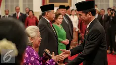 Presiden Joko Widodo memberikan gelar pahlawan nasional kepada lima tokoh di Istana Negara, Jakarta, Kamis (5/11). Penganugerahan ini merupakan agenda rutin jelang Hari Pahlawan tiap 10 November. (Liputan6.com/Faizal Fanani)