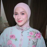 Tampil dengan riasan bernuansa pink yang manis, keseluruhan look-nya sukses menciptakan aura romantis yang mengingatkan pada karakter Barbie yang fresh, glowing, dan effortless. [@hilgadoui/@ninazatulini22].