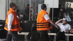 Dua tersangka suap Anggota DPRD Kota Malang Sahrawi dan Imam Fauzi berjalan di gedung KPK, Jakarta, Kamis (19/4). Sahrawi dan Imam Fauzi diperiksa sebagai tersangka terkait dugaan suap pembahasan APBD-P Pemkot Malang Tahun 2015. (Merdeka.com/Dwi Narwoko)