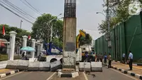 Petugas memasang road barrier beton di sekitar Gedung DPR RI, Jakarta, Kamis (17/10/2019). Polisi kembali menutup sejumlah ruas jalan menuju kawasan Gedung DPR RI guna menjaga kondusifitas jelang pelantikan Presiden dan Wakil Presiden terpilih. (Liputan6.com/JohanTallo)