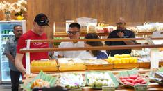 Pangeran Siahaan (tengah) dan Deasy Noviyanti (kanan) mengenalkan berbagai macam jajanan pasar ke Peter Schmeichel saat mengunjungi pusat perbelanjaan Sarinah, Jumat (4/8/2023). (Dok. Vidio)