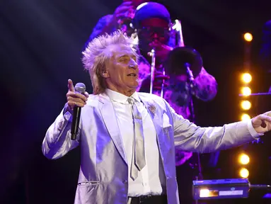 Rod Stewart tampil pada konser amal untuk membantu kanker prostat Raise the Roof yang diselenggarakan oleh Jools Holland di Royal Albert Hall, London, Inggris, 22 Juni 2022. Rod Stewart sendiri sebelumnya berjuang melawan penyakit kanker prostat, namun kini telah mengalami remisi. (Suzan Moore/PA via AP)