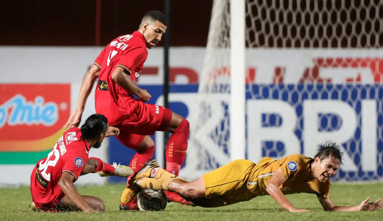 Bhayangkara berkali-kali memberi ancaman lewat Adam Alis yang mengirim umpan matang. Namun pergerakan mantan pemain timnas Indonesia tersebut dapat dihalau oleh bek Persija. (Bola.com/Bagaskara Lazuardi)