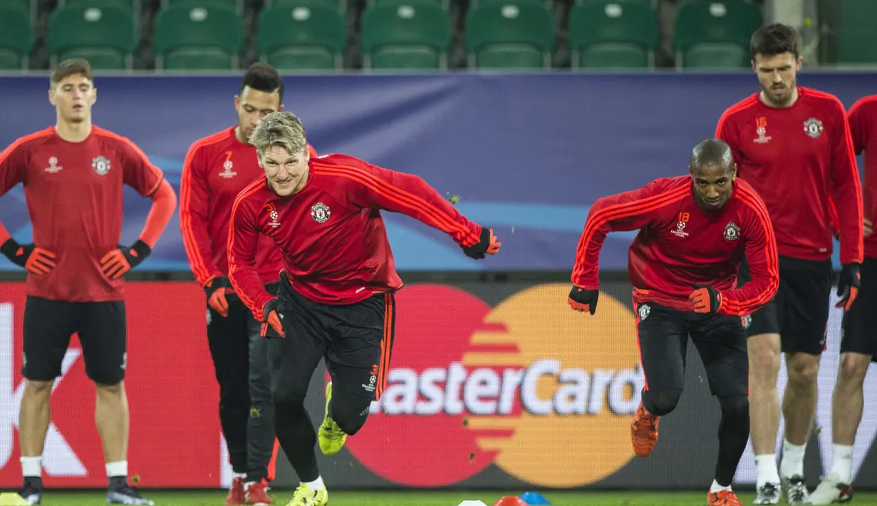 Para pemain Manchester United sedang berlatih mempersiapkan diri menghadapi Wofsburg pada lanjutan Liga Champions di Stadion Volkswagen Arena, Wolfsburg, Germany, Senin (7/12/2015).  (AFP Photo/John Macdougall)
