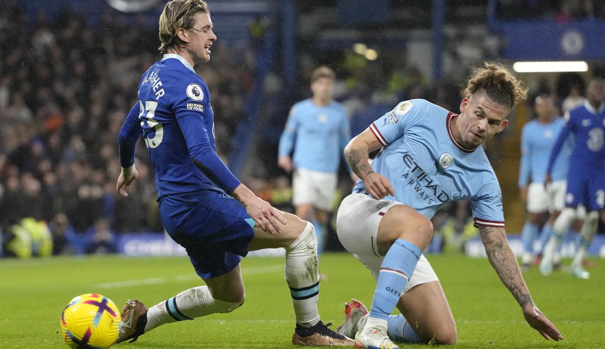 Gelandang Manchester City, Kalvin Phillips berebut bola dengan gelandang Chelsea Conor Gallagher pada matchday ke-18 Liga Inggris di Stadion Stamford Bridge, Jumat (6/1/2023) dini hari WIB. Manchester City sukses membungkam Chelsea 1-0 lewat gol kemenangan yang dicetak Riyad Mahrez pada babak kedua. (AP Photo/Kirsty Wigglesworth)