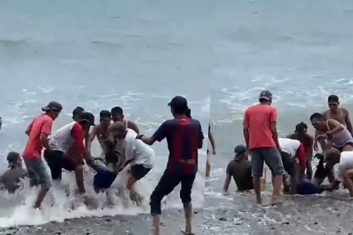 Detik-detik warga mengevakuasi korban tenggelam di Pantai Cukuh Batu Tanggamus, Lampung.