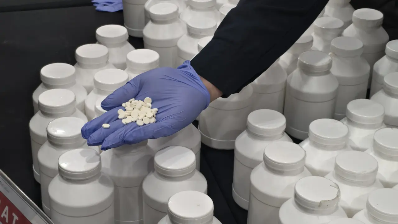 Polisi Kejar Pemasok 96.000 Obat 'Nge-Fly' Ilegal yang Diamankan BBPOM Makassar