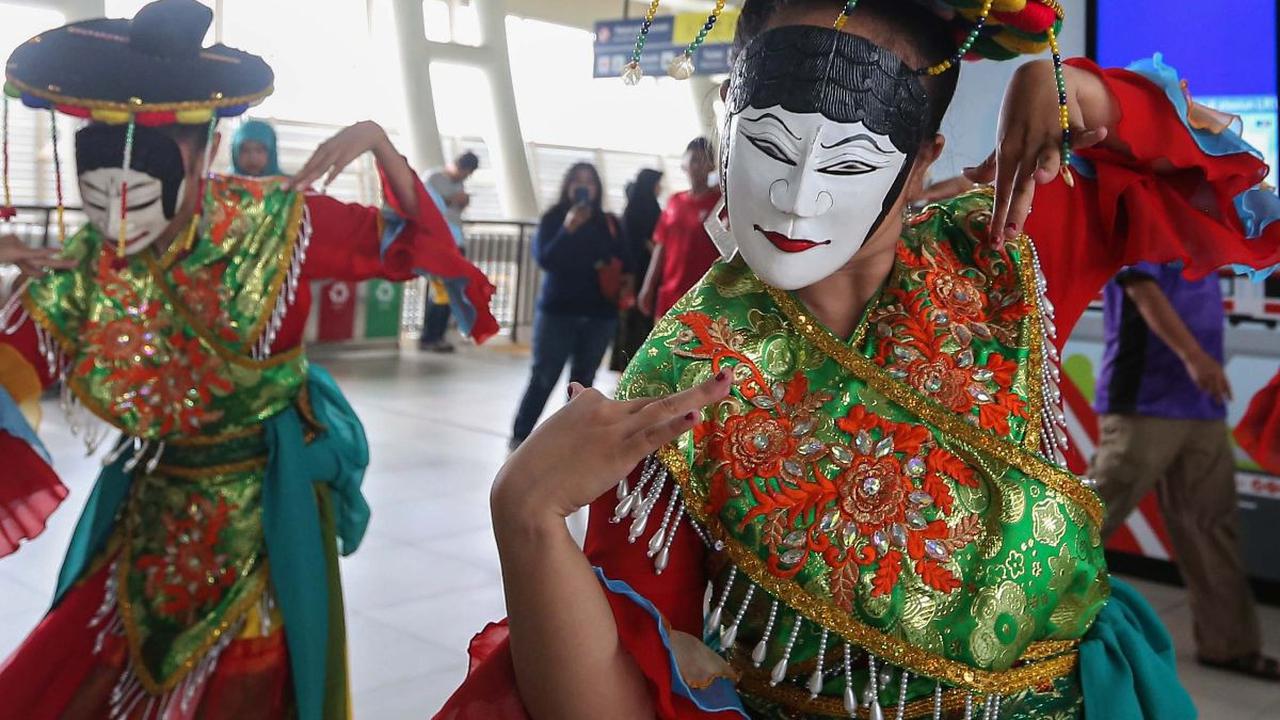 Sebagai informasi, tari topeng pada awalnya merupakan tarian pengantar pementasan lakon topeng Betawi.