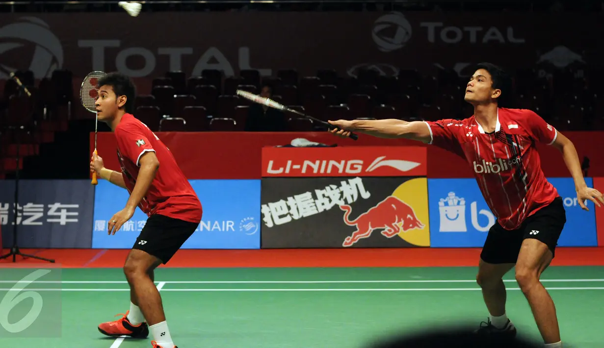 Ganda putra Indonesia, AnggaPratama/Ricky K Suwardi mengembalikan bola ke Hiroyuki Endo/Kenichi Hayakawa di Total BWF World Championships 2015 di Jakarta, Jumat (14/8/2015). Angga/Ricky menyerah 17-21, 21-14, 18-21. (Liputan6.com/Helmi Fithriansyah)