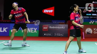 Pebulutangkis ganda campuran Indonesia, Rinov Rivaldy/Pitha Haningtyas Mentari saat melawan Yuta Watanabe/Arisa Higashino dari Jepang dalam pertandingan Indonesia Open 2023 babak Perempat Final di Istora Senayan, Jakarta, Kamis (15/6/2023). (Liputan6.com/Herman Zakharia)