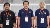 Pelatih timnas Indonesia U-22,&nbsp;Indra Sjafrie (kiri), didampingi asisten pelatih, Bima Sakti (tengah) dan Kurniawan Dwi Yulianto dalam pertandingan uji coba timnas Indonesia U-22 melawan Lebanon yang berlangsung di Stadion Utama Gelora Bung Karno (SUGBK), Jakarta, Jumat (14/4/2023). (Bola.com/Abdul Aziz)
