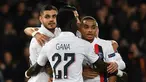 Striker Paris Saint-Germain, Mauro Icardi (kiri) berselebrasi dengan rekan-rekannya usai mencetak gol ke gawang Club Brugge pada pertandingan Grup A Liga Champions di stadion Parc des Princes di Paris (6/11/2019). PSG menang 1-0 atas Club Brugge dan melaju ke babak 16 besar. (AFP Photo/Franck Fife)
