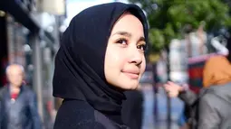 Laudya Cynthia Bella juga sering memadukan busana saat berlibur. Kali ini, pemain film Surga Yang Tak Dirindukan itu tampil memesona dengan blazer hitam yang dipadukan dengan hijab senada. Ia terlihat memesona dan anggun.(Liputan6.com/IG/@laudyacynthiabella)