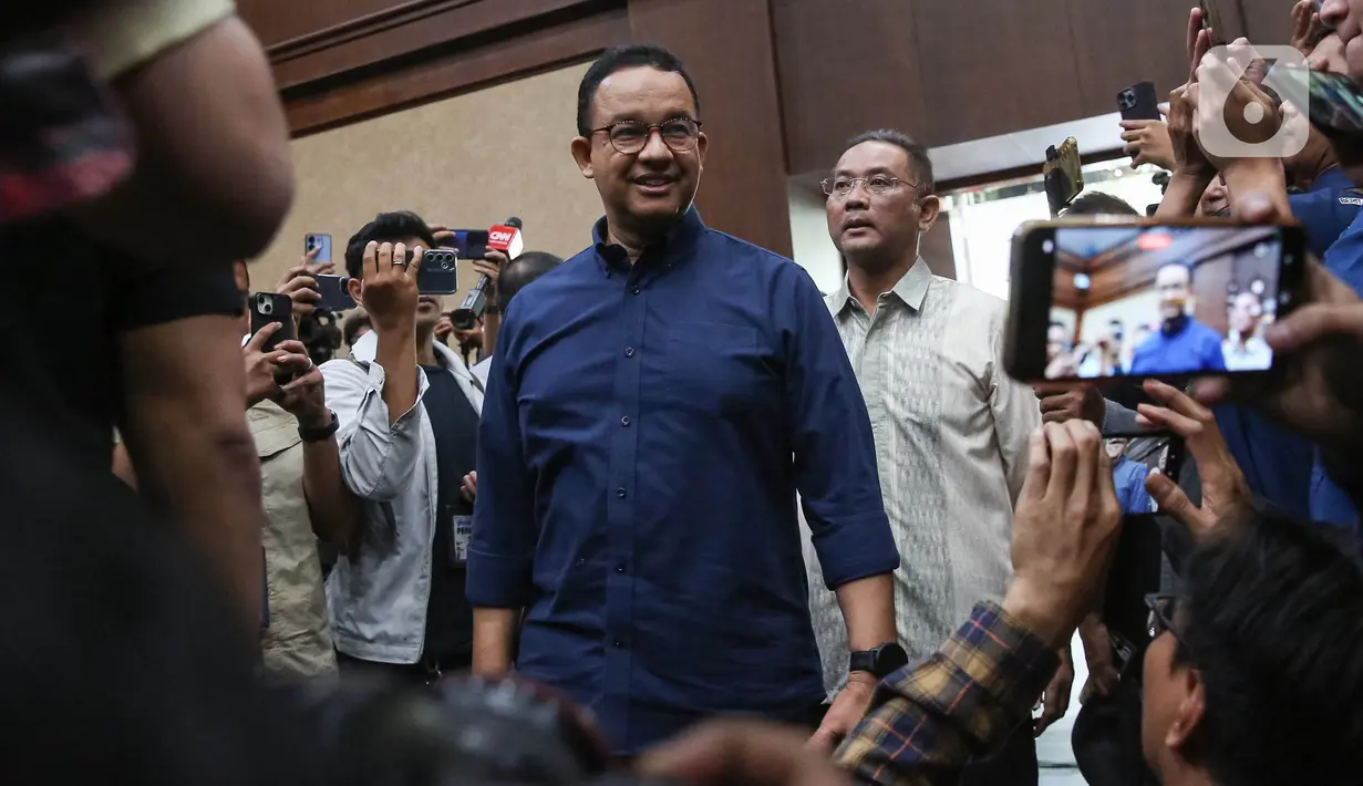 Gubernur DKI Jakarta periode 2017–2022 sekaligus mantan calon presiden pada Pilpres 2024, Anies Baswedan memasuki ruang sidang pada Pengadilan Tindak Pidana Korupsi (Tipikor), Jakarta, Kamis (6/3/2025). (Liputan6.com/Angga Yuniar)