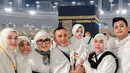 Dalam momen lain, Ayu memilih untuk mengenakan gamis panjang dengan sentuhan brokat serba putih yang elegan. Busana dengan detail brokat memberikan kesan lebih mewah namun tetap sopan.  [@ayutingting92].