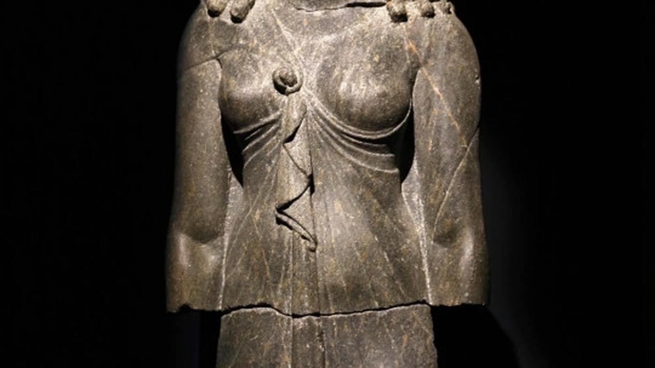 Mengunjungi pameran patung peninggalan bawah laut Mesir kuno