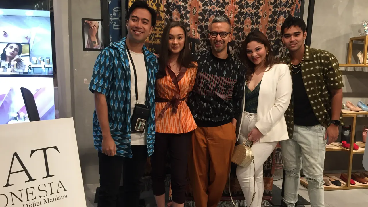 Ikat Indonesia by Didiet Maulana