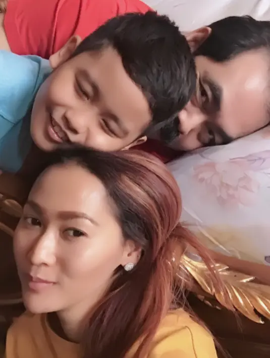 "Profesionalitas kerja kadang menuntut aku hrs happy meskipun atiku koyok wong bingung nek anak loro😌makasih bojoku sikumis papane Ivan utk semuanya😘 #edisibegadang I lov u Ivander 😍 I lov u kumis ❤️," tulisnya. (Instagram/inul.d)
