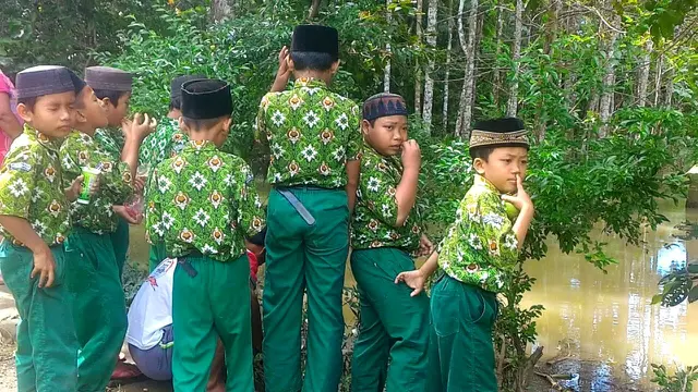 Anak-anak di Sidamulya, Cilacap tak terpengaruh isu kemunculan buaya. Mereka tetap bermain seperti biasa. (Foto: Liputan6.com/Muhamad Ridlo)
