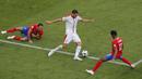 Pemain Serbia, Dusko Tosic (tengah) berusaha melewati adangan dua pemain Kosta Rika pada laga grup E Piala Dunia 2018 di Samara Arena, Samara, Rusia, (17/6/2018). Serbia menang 1-0. (AP/Vadim Ghirda)
