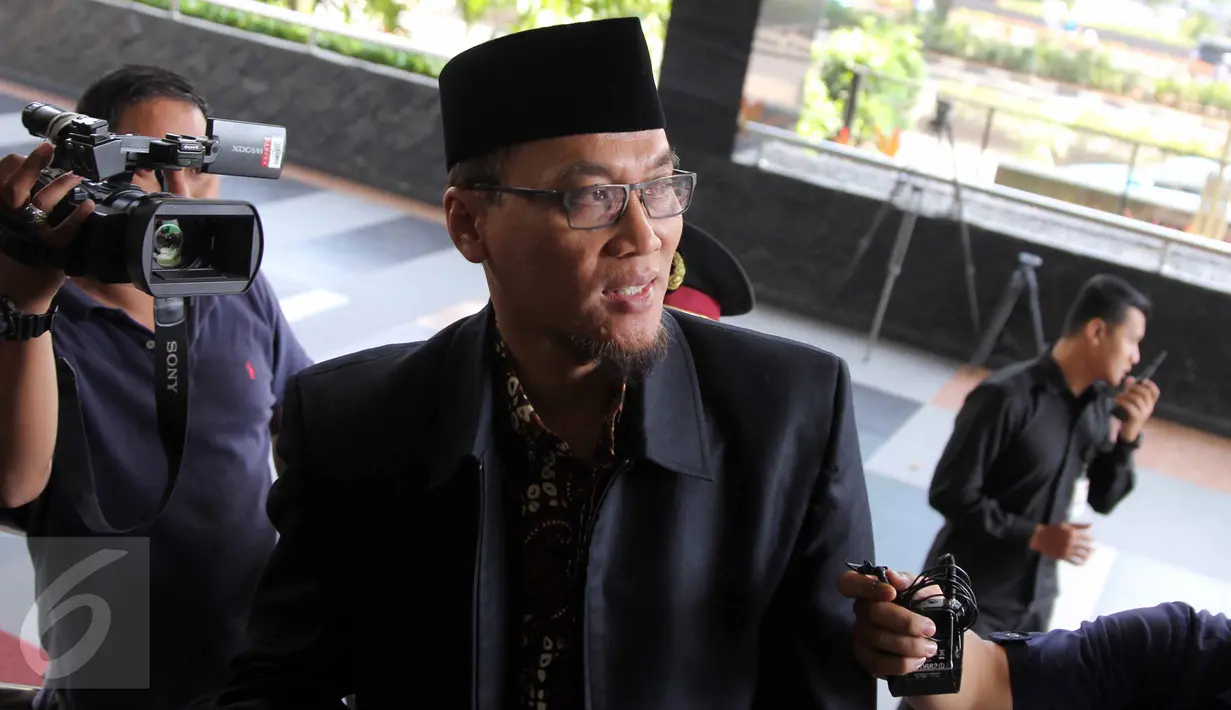 Irjen Kemenag Muhammad Yasin mendatangi gedung KPK untuk rapat konsultasi, Jakarta, Kamis (25/6). Rapat konsultasi tersebut membahas penggunaan dan penyerapan APBN di Kemenag sebagai upaya untuk mencegah korupsi di Kemenag. (Liputan6.com/Helmi Afandi)