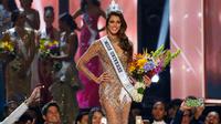 Miss Prancis, Iris Mittenaere berpose setelah dinobatkan menjadi Miss Universe 2016 di Manila, Filipina, Senin (30/1). Iris Mittenaere terpilih sebagai pengganti ratu tercantik sejagad sebelumnya, Pia Alonzo Wurtzbach. (AP Photo/Bullit Marquez)