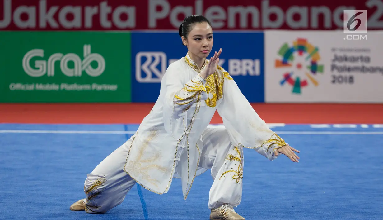 Atlet wushu Indonesia, Lindswell Kwok beraksi pada Asian Games 2018 di JIExpo, Kemayoran Jakarta, Minggu (19/8). Sukses mengumpulkan poin tertinggi, atlet cantik ini berpeluang meraih emas dari nomor Taijiquan dan Taijijian. (Bola.com/Vitalis Yogi Trisna)