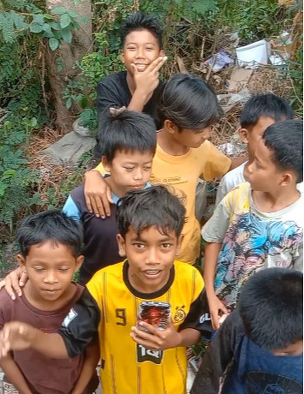 Para Bocah Kompak Bersihkan Selokan di Tepi Jalanan, Aksinya Banjir Pujian