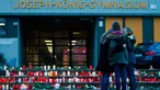 Sejumlah siswa berkumpul di depan SMA Josef-Koenig-Gymnasium, Jerman, Selasa (24/3/2015). Belasan pelajar dan guru dari sekolah itu dipastikan turut menjadi penumpang pesawat nahas, Germanwings. (AFP PHOTO/DPA/Rolf VENNENBERND)