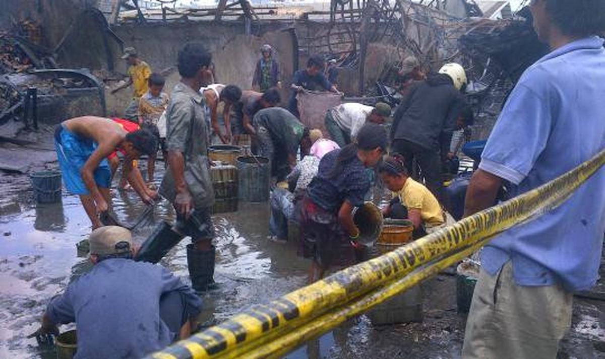 Warga menjarah oli 