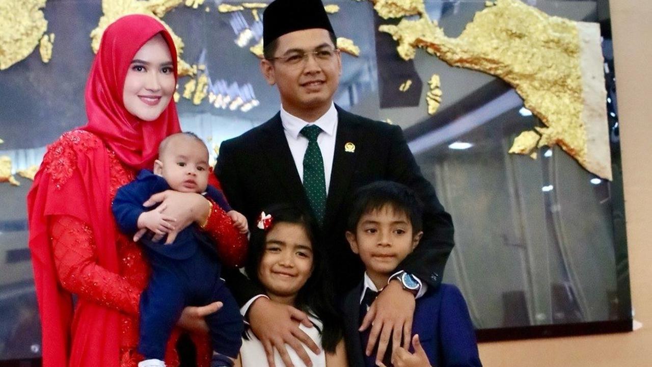 Berbicara tentang penghasilan, Tommy Kurniawan mengungkapkan bahwa gaji dari DPR dan dunia hiburan ternyata tidak jauh berbeda.<br>