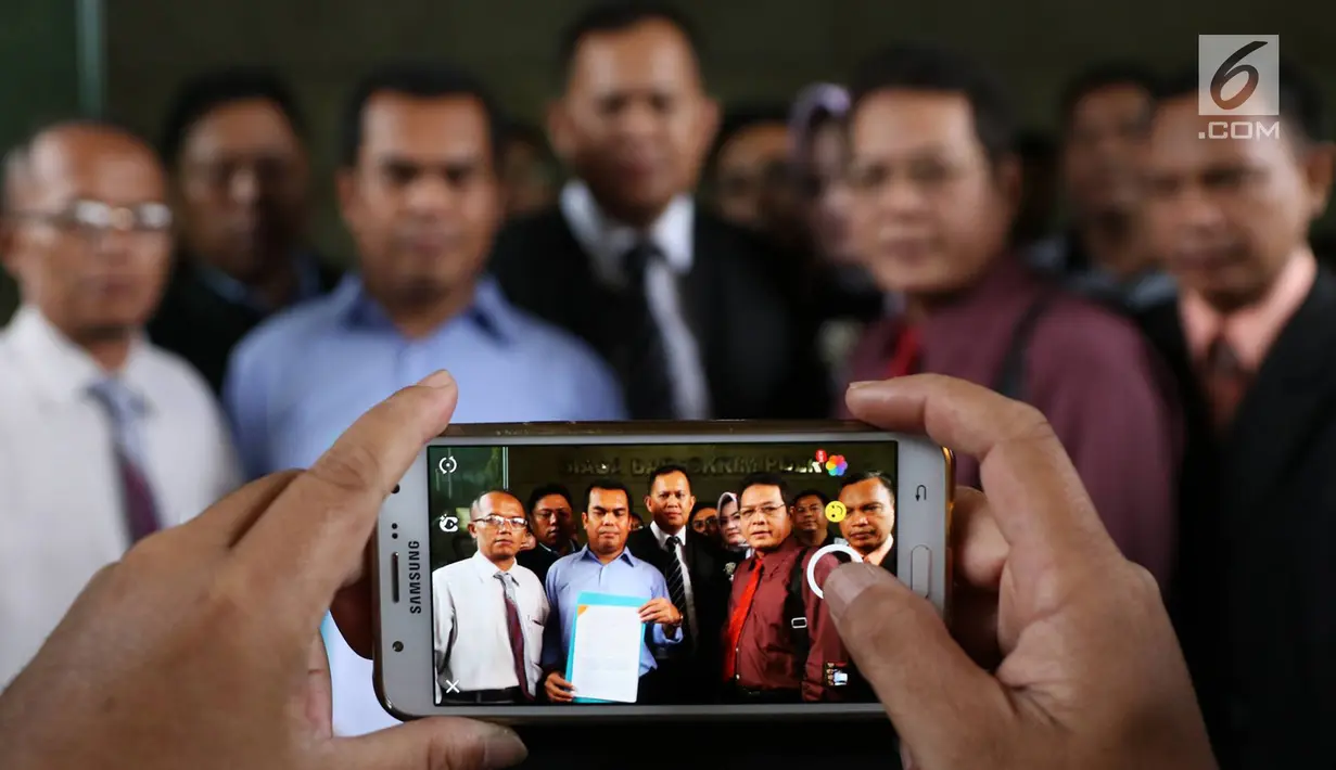 Sejumlah pengacara dari Advokat Peduli Kebangsaan mewakili Wapres Jusuf Kalla berfoto di lobi Bareskrim Polri, Senin (29/5). Mereka melaporkan Silfester Matutina atas dugaan pencemaran nama baik dan fitnah terhadap JK. (Liputan6.com/Immanuel Antonius)