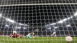 Pemain AS Roma, Stephan El Shaarawy, mencetak gol ke gawang Feyenoord pada laga leg kedua perempat final Liga Europa di Stadion Olimpico, Jumat (21/4/2023). (AP Photo/Alessandra Tarantino)