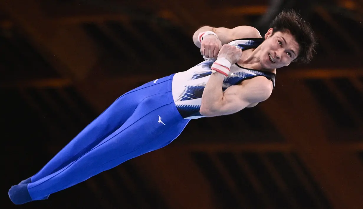 File foto pada 24 Juli 2021, pesenam Jepang Kohei Uchimura bertanding di nomor palang horizontal kualifikasi senam artistik putra Olimpiade Tokyo 2020 di Ariake Gymnastics Center. Pesenam Jepang dua kali juara all-around Olimpiade itu mengumumkan pensiun pada Selasa (11/1/2022). (Martin BUREAU/AFP)