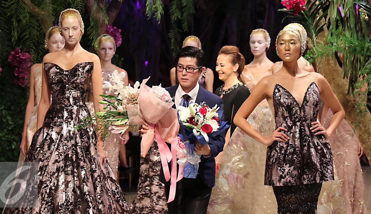 Desainer Sebastian Gunawan bersama model saat menampilkan busana bertema "A Midsummer Night's Dream" di Jakarta, Kamis (19/11). Tian Gunawan terinspirasi dari karya sastrawan William Shakespear. (Liputan6.com/Herman Zakharia)