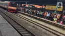 Penumpang menunggu KRL tiba di Stasiun Manggarai, Jakarta, Jumat (20/12/2019). Total jumlah penumpang hingga Oktober 2019 sudah mencapai 81,13 persen dari target tahunan sebanyak 343,5 juta orang. (Liputan6.com/Immanuel Antonius)
